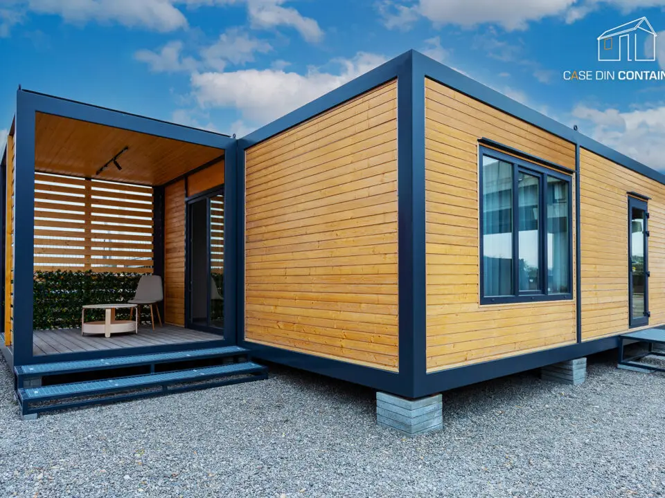 Casa prefabricata moderna din panouri modulare, cu terasa, construita rapid si eficient ca alternativa accesibila la locuintele traditionale