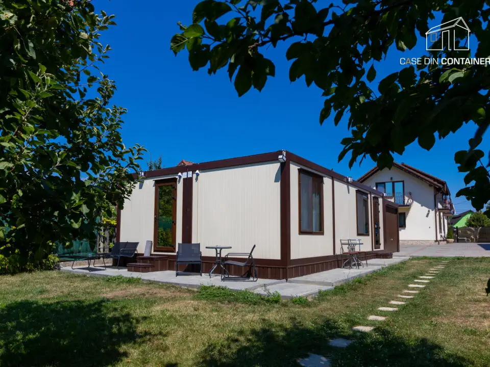 Casa din containere modulara, amplasata intr-o curte verde, utilizata ca locuinta moderna si eficienta in Romania
