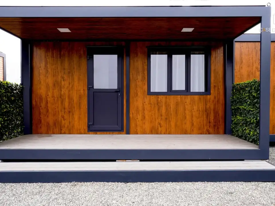 Casa modulara moderna, cu terasa acoperita si finisaje din lemn, exemplu de locuinta eficienta si accesibila in Romania