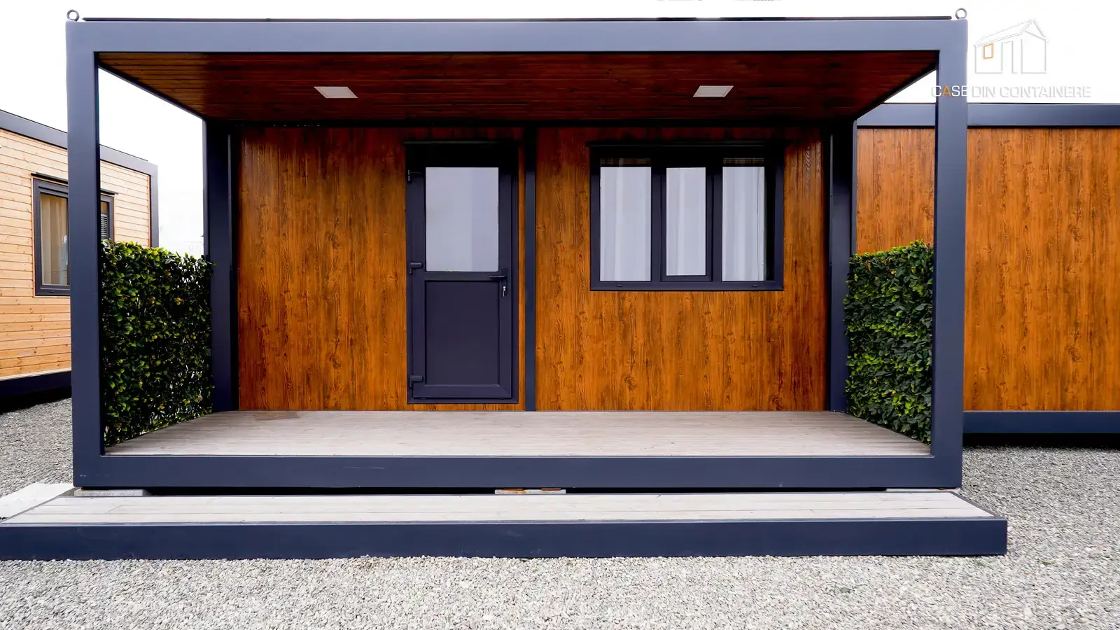 Casa modulara moderna, cu terasa acoperita si finisaje din lemn, exemplu de locuinta eficienta si accesibila in Romania