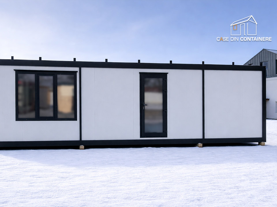 Casa modulara izolata inconjurata de zapada in sezonul rece - Case din containere