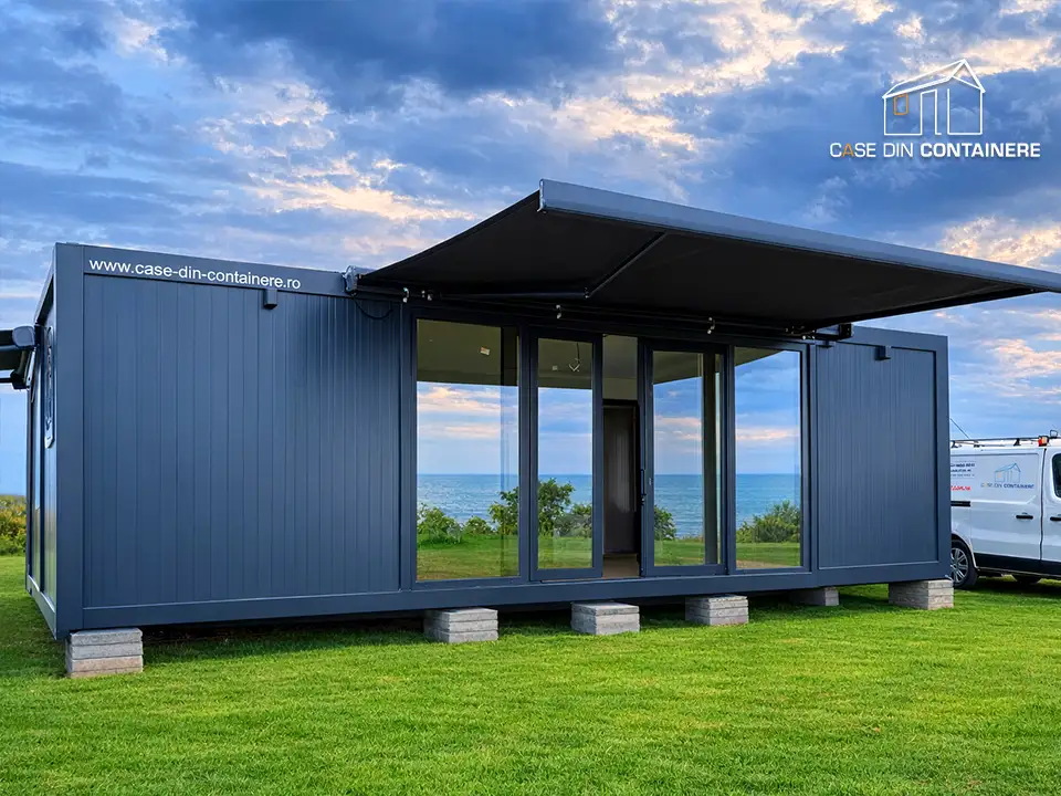 Casa modulara din containere gri antracit cu pergola, amplasata intr-o zona de litoral - Case din containere