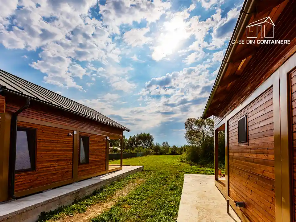 Case de vacanta modulare din containere, amplasate in natura, cu design modern si finisaje din lemn - Case din containere