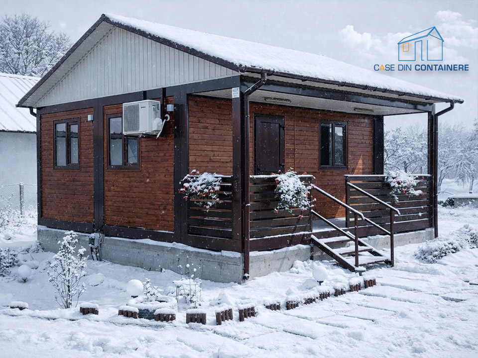 Container modular cu tamplarie PVC imitatie lemn pe timp de iarna - Case din containere