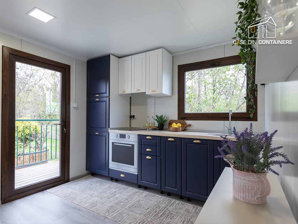 Interior cu bucatarie utilata intr-o constructie casa modulara - Case din containere