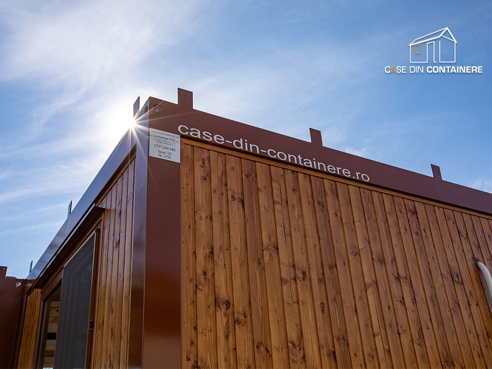 Structura metalica vopsita pentru a preveni coroziunea metalelor -Case din containere