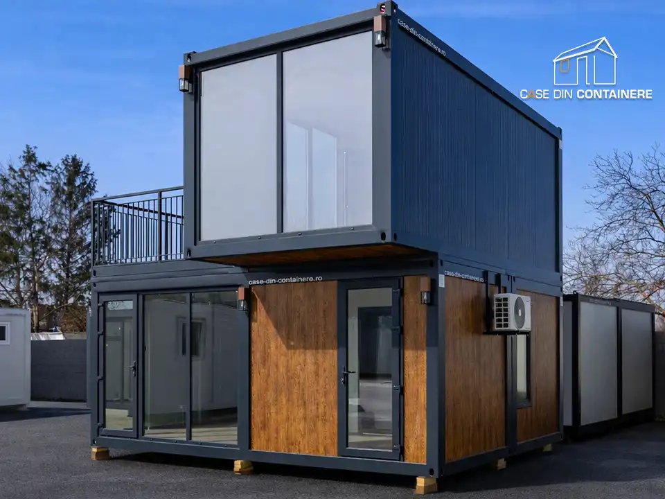 Casa moderna cu etaj si terasa integrata, cu finisaj aspect lemn si balustrade gri antracit, pe structura de containere - Case din containere