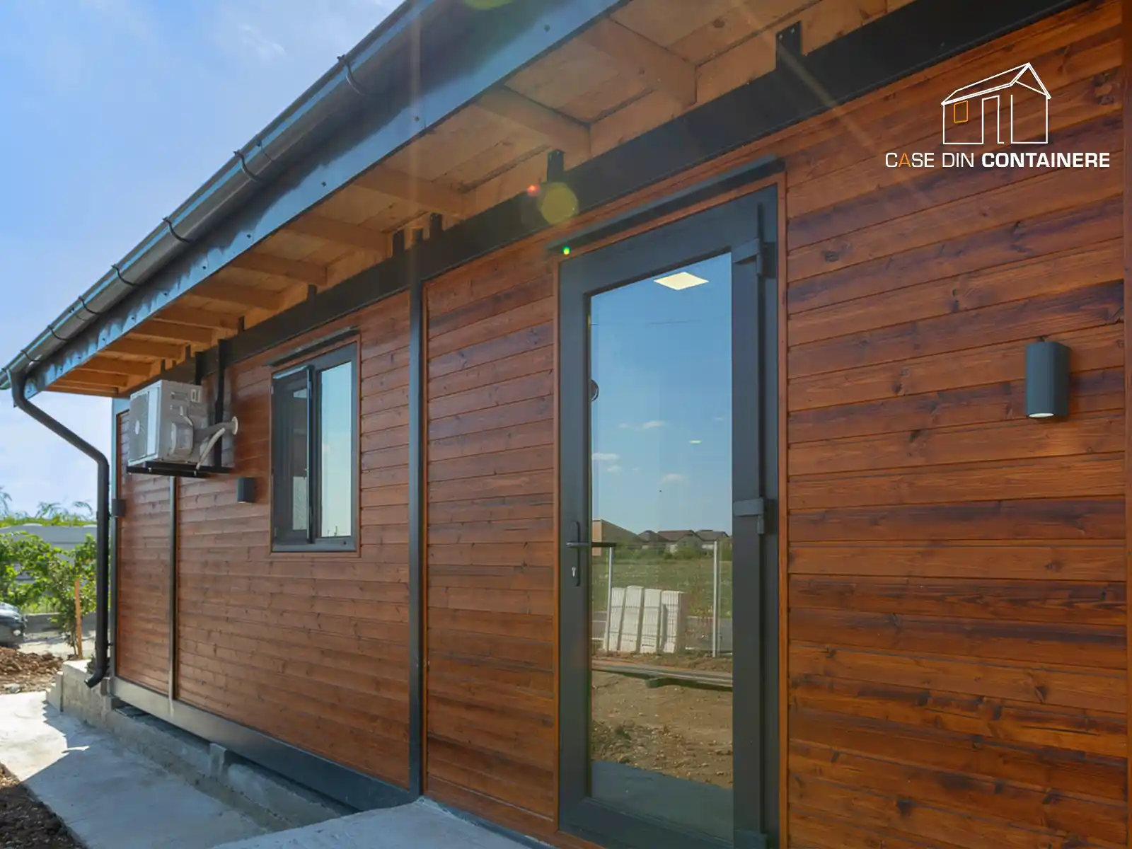 Casa moderna din containere cu lambriu pe peretii exterior - Case din containere