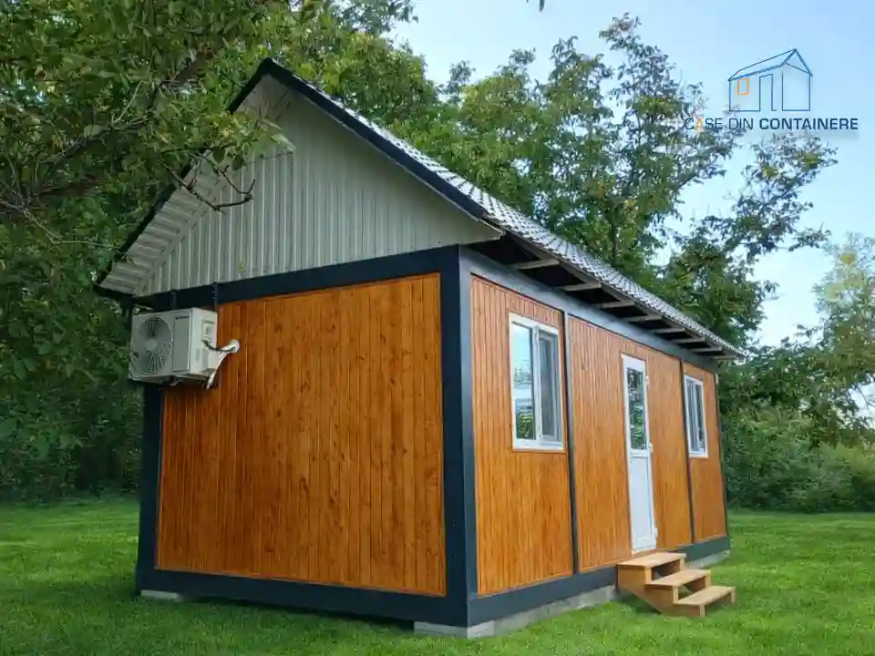 Casa modulara cu finisaj maro si izolatie premium, configurata pentru a sustine sisteme de independenta energetica in zone fara utilitati - Case din containere