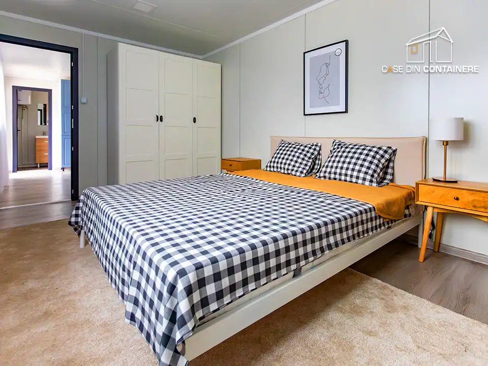 Dormitor modern cu pat matrimonial si mobilier alb intr-o casa modulara la 15.000 euro - Case din containere
