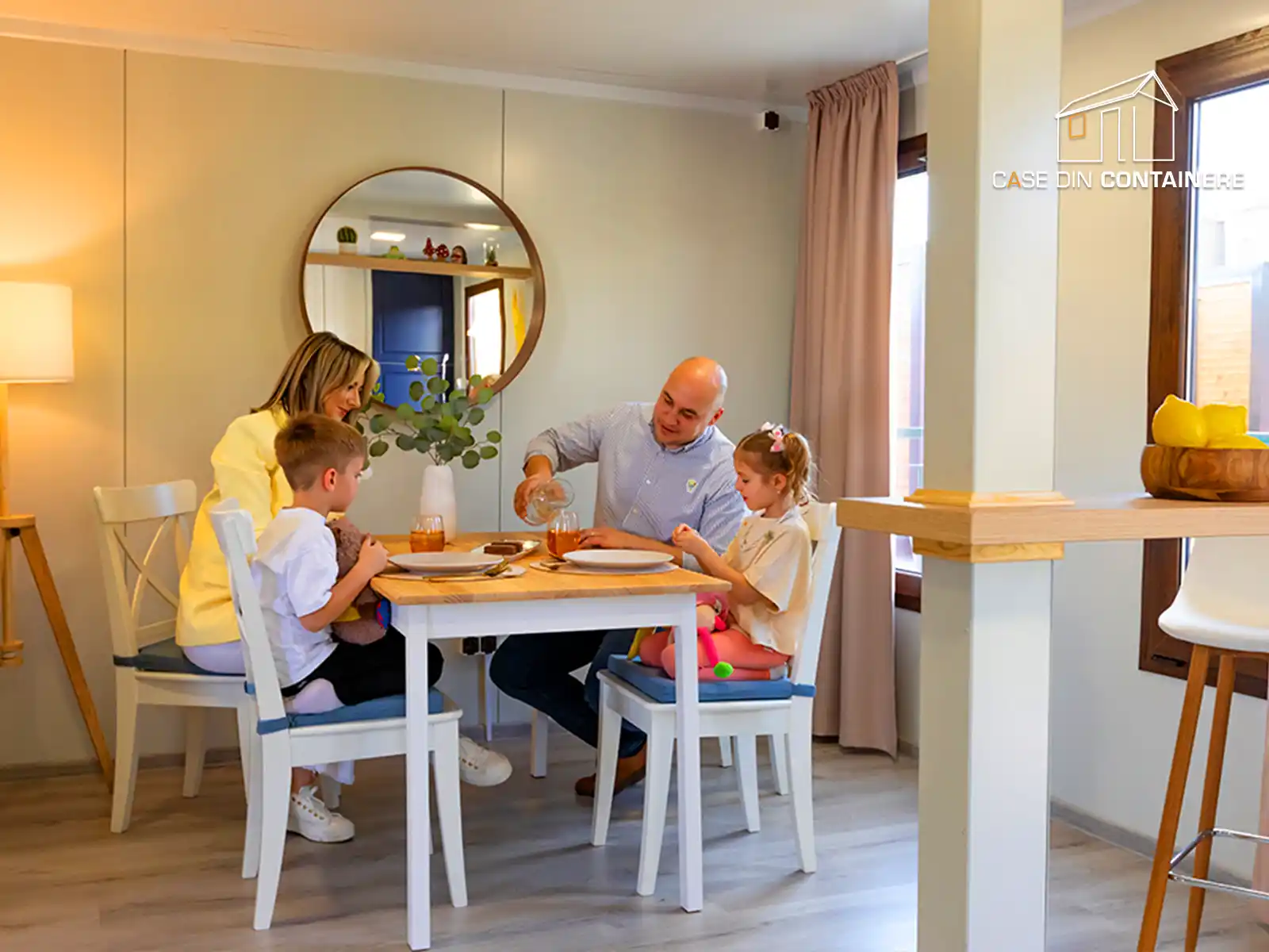 Familie intr-o casa din containere locuibile cu interior modern - Case din containere