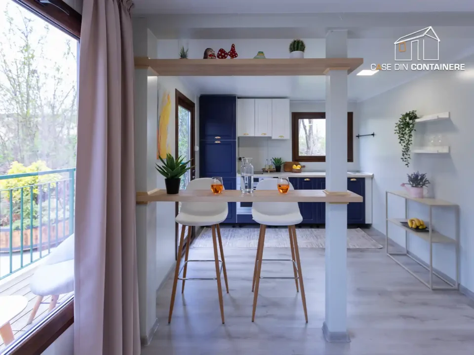 Interior casa container cu bucatarie complet utilata si zona de dining - Case din containere