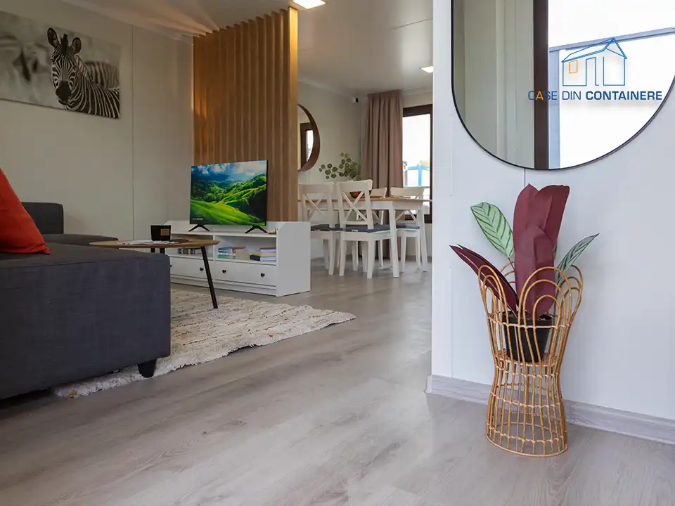 Living luminos cu parchet si riflaj decorativ pentru case modulare interior - Case din containere
