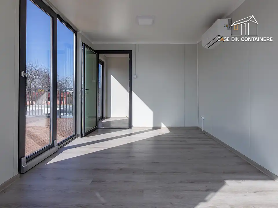 Vedere interioara case din containere modulare cu pereti interiori din panouri sandwich izolati fonic - Case din containere