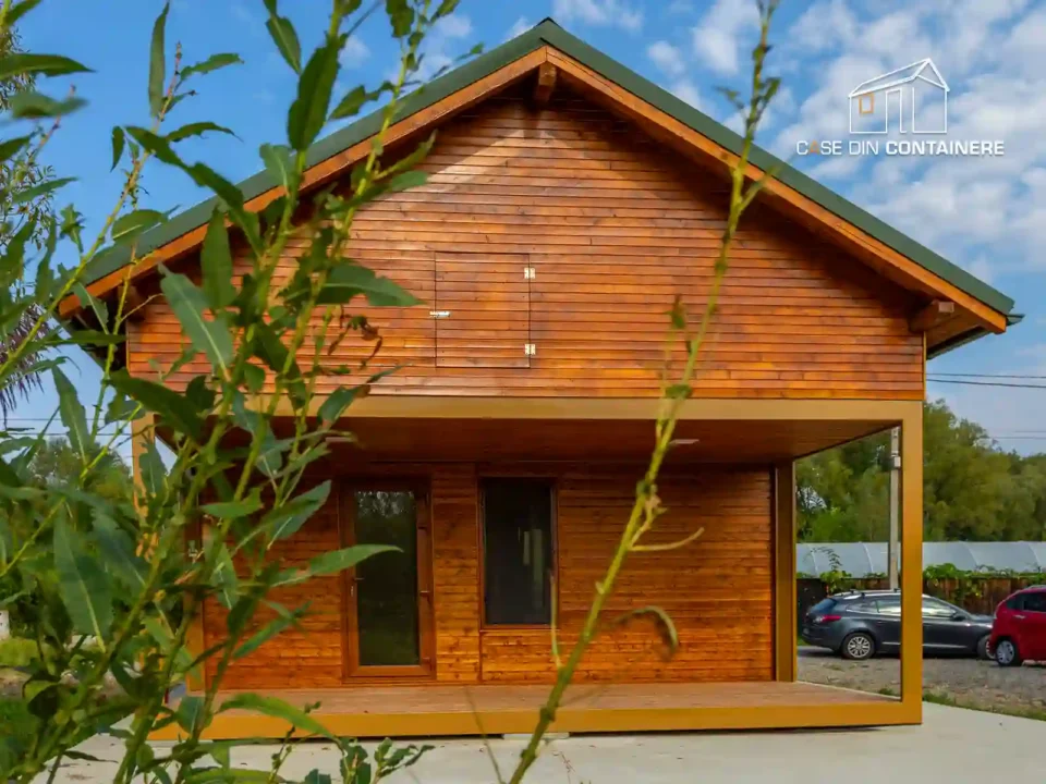Casa modulara din containere placata cu lemn si amplasata in natura - Case din containere