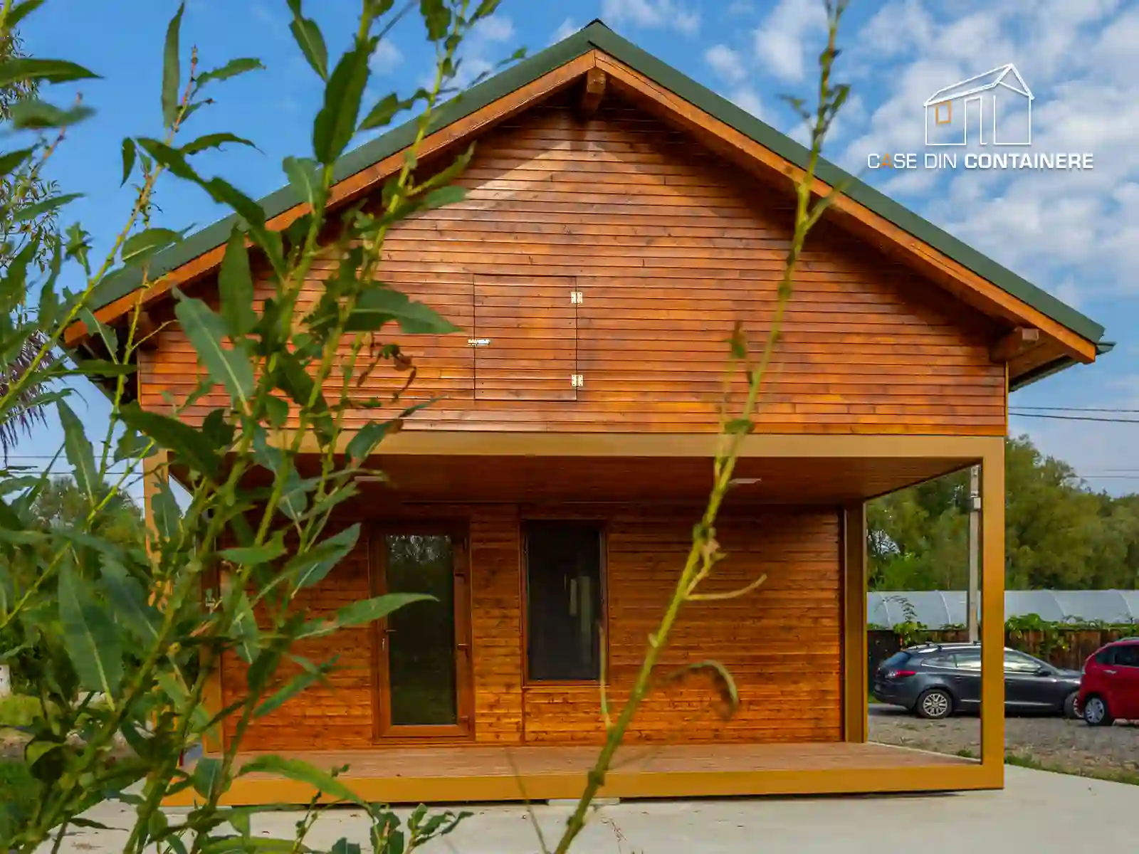Casa modulara din containere placata cu lemn si amplasata in natura - Case din containere