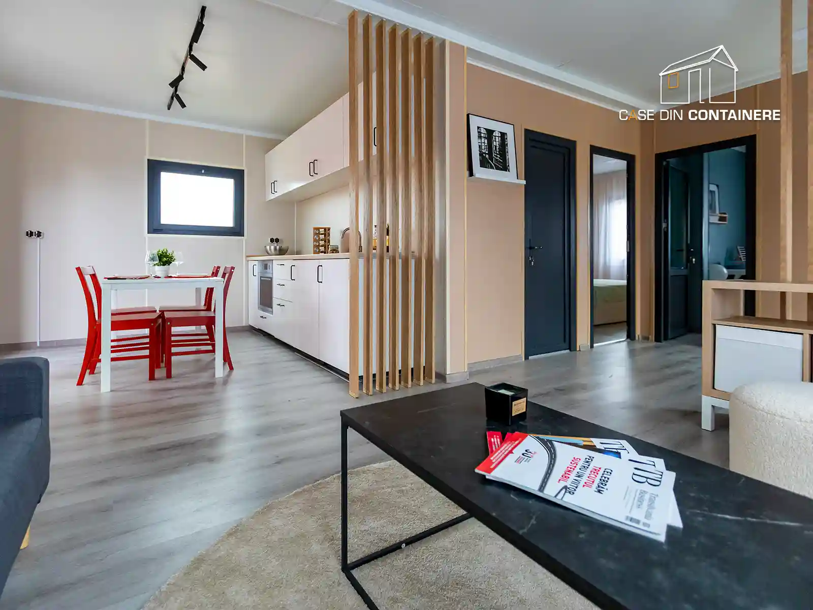 Idee de compartimentare casa din containere cu paravan despartitor din lamele de lemn - Case din containere